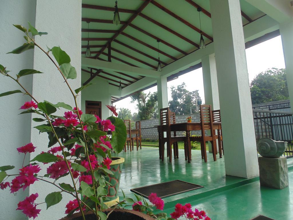 White Eagle Hotel Sigiriya Bagian luar foto