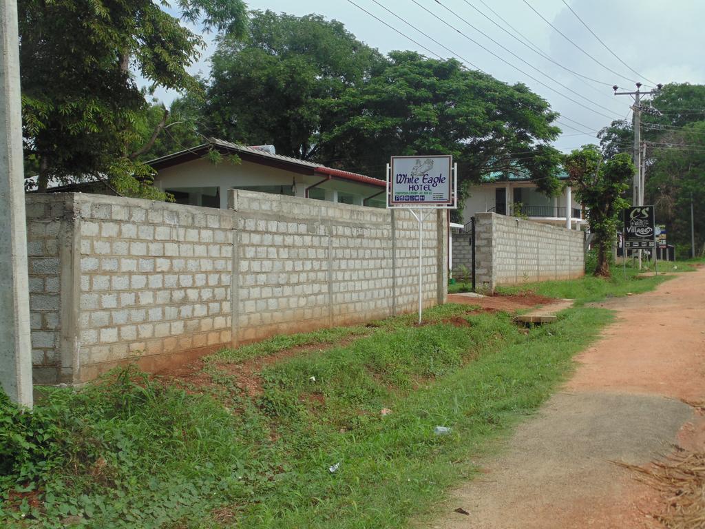 White Eagle Hotel Sigiriya Bagian luar foto